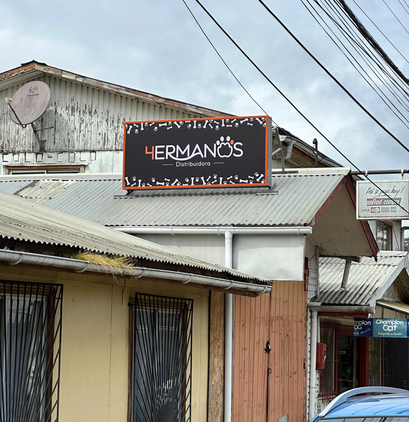 Caja de luz instalada en local comercial Concepción - IMPREGNA Publicidad